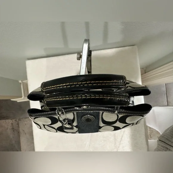 Like New Coach Signature Caryall F19190 with Kisslock and matching wristlet - Picture 6 of 15